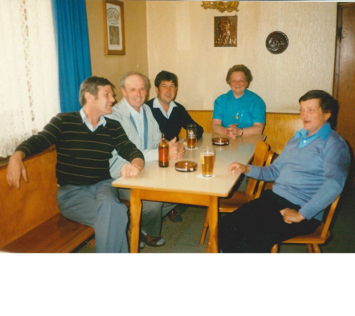 Beim Fischböck: Von links nach rechts: Alfons Grimm, ??? , Helmut Fasching, Franziska (Fanny) Fischböck, Michael (Muck) Schuster.