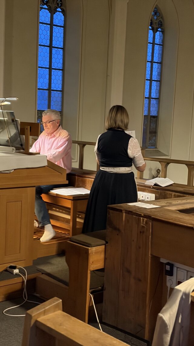 Max Biermeier an der Orgel und Sopranistin