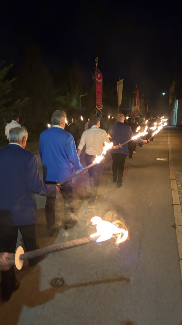 Fackelzug durch die Ortschaft nach der Kirche.