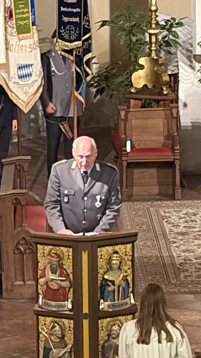 Vorsitzender Franz-Josef Biermeier bei seiner Rede in der Kirche