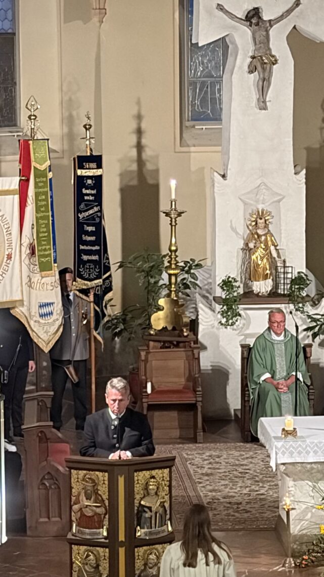 Bürgermeister Mathias Berger spricht zum Jahrestag.